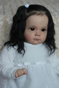 Dettaglio bambola reborn Maggi 60cm con pelle 3D, capelli ricci e vestito in maglia