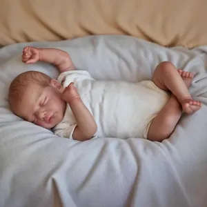 Bambola Reborn Sam in body bianco, bambola neonato realistica da 19 pollici dormiente