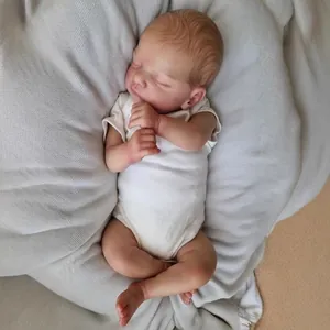 Bambola realistica da 19 pollici neonato Reborn che dorme in pagliaccetto bianco morbido