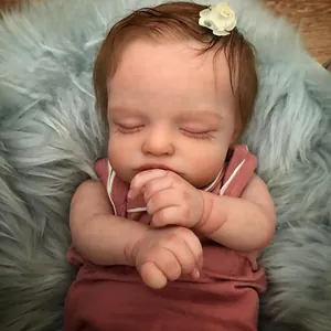 Poupée Reborn réaliste de 19 pouces Rosalie dormant en tenue rose sur un tapis doux