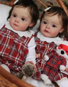 Détails de deux poupées Reborn réalistes de 60 cm en robes à carreaux rouges avec petit ours