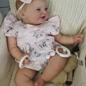 Muñeca reborn realista de 60cm con vestido rosa de flores, piel 3D y sonajero de punto