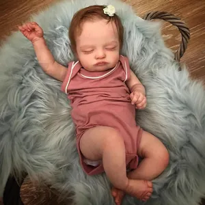 Poupée Reborn réaliste Rosalie de 19 pouces endormie en barboteuse rouge et bandeau