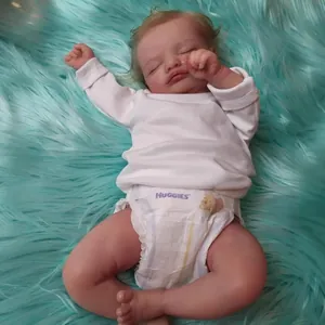 Poupée Rosalie Reborn réaliste de 49 cm en haut blanc à manches longues sur peluche bleue