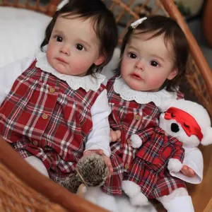 Poupées bébés Reborn réalistes de 60 cm en robes à carreaux rouges dans un berceau
