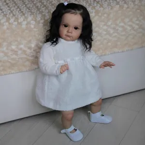 Bambola Reborn Realistica Giocattolo Bambina Dipinta a Mano Con Capelli Neri Lunghi Vestito Bianco a Maglia Regalo di Compleanno