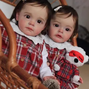 Poupées bébés reborn réalistes 60cm en robe à carreaux rouge avec ours sur chaise en osier