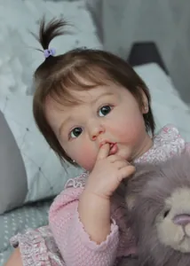 Dettaglio della bambola reborn da 60cm con pelle realistica, capelli e leone di peluche