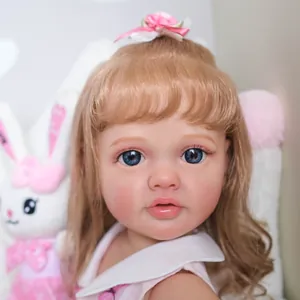 Bambola Reborn Betty da 55cm realistica con capelli biondi e clip floreale rosa
