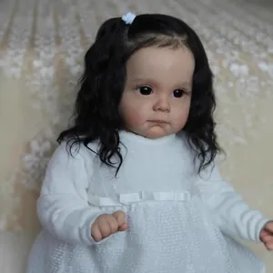 Bambola Maggi 60cm realistica con pelle 3D, capelli ricci e abito bianco in maglia