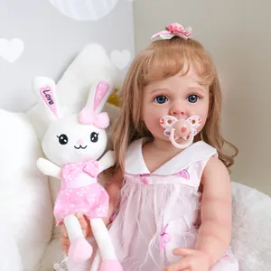 Bambola Reborn Betty 55cm realistica con capelli biondi, abito in tulle rosa e peluche