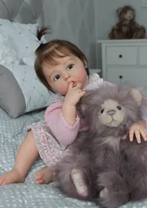 Dettaglio ravvicinato della bambola reborn di 60cm con pelle realistica e abito rosa