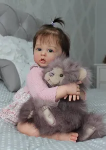 Dettaglio della bambola reborn 60cm con capelli castani, top rosa e orsetto