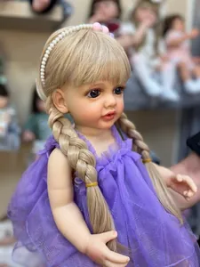 Detailansicht der lebensechten Reborn-Puppe mit blonden Zöpfen und lila Netz-Kleid