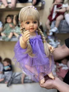 Nahaufnahme der lebensechten Reborn-Puppe mit blonden Zöpfen und lila Netzkleid