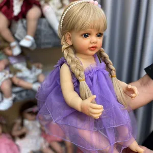 Lebensechte 55cm Reborn-Puppe mit blonden Zöpfen und lila geschichtetem Netzkleid
