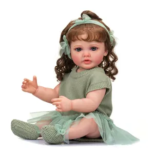 Realistische 55cm Reborn-Puppe mit braunen Locken in salbeigrünem Strickoutfit und Tüll