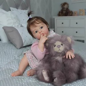 Bambola reborn realistica da 60cm con maglione rosa e orsetto di peluche viola