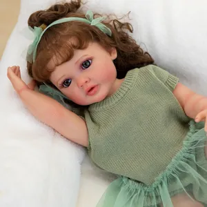 55cm realistische Reborn-Puppe Betty mit braunen Locken und grünem Tüllkleid für Kinder