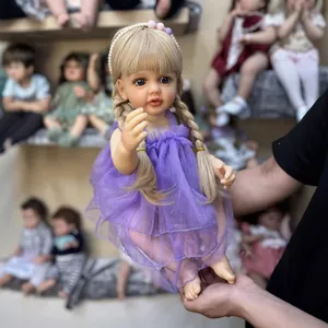 Lebensechte 55cm Reborn-Puppe mit blonden Zöpfen in einem lila gestuften Tüllkleid