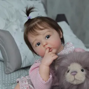 Bambola reborn realistica 60cm corpo in stoffa, vestito in pizzo rosa e peluche leone