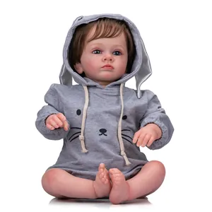 Bambola reborn realistica da 60cm con felpa con cappuccio grigia e orecchie da coniglio