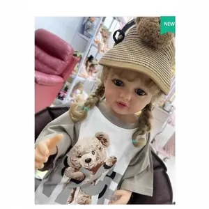Poupée Bébé Reborn Réaliste Corps en Silicone Cheveux Enracinés Avec Tenue Ours et Chapeau de Paille Cadeau Enfant