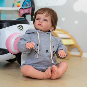 Bambola reborn realistica da 60cm con occhi azzurri e tutina grigia con cappuccio