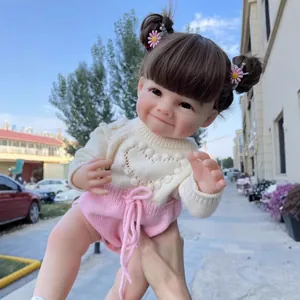 Poupée Reborn Réaliste en Vinyle Souple Bébé Souriant Avec Fossettes Portant Un Pull en Tricot à Cœur et Un Short Cadeau Jouet