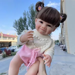 Poupée reborn réaliste de 55cm avec tresses et pull en tricot tenue à l'extérieur