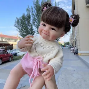 Poupée Reborn réaliste de 55cm avec fossettes, couettes et tenue en tricot à cœur