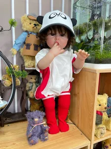 Detalle de la muñeca reborn realista de 55 cm con gorro de panda y calcetines rojos brillantes