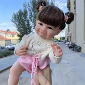 Poupée Reborn réaliste de 55 cm avec fossettes et nattes en tenue tricotée rose