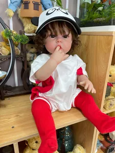 Primer plano de un muñeco reborn realista de 55 cm con gorro de panda y pelo rizado