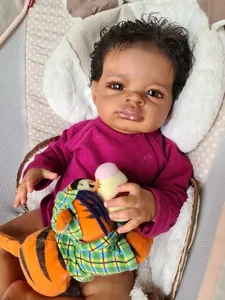 Vue détaillée d'une poupée reborn noire de 50cm en barboteuse rose avec peluche tigre