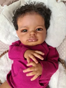 Gros plan d'une poupée réaliste à la peau foncée et cheveux bouclés en body rose tricoté
