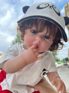 Vista detallada de la muñeca Reborn realista con piel pintada en 3D y suave pelo marrón