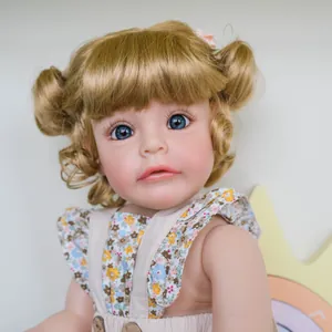 Bambola reborn realistica Suesue con ricci biondi, top floreale e salopette beige
