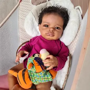 Poupée reborn 50cm à peau foncée en barboteuse violette avec peluche tigre