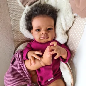 Poupée reborn réaliste 50cm à peau noire avec cheveux bouclés en body rose foncé