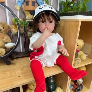 Muñeca Reborn realista de 55cm con piel 3D y gorra de panda en estante de madera