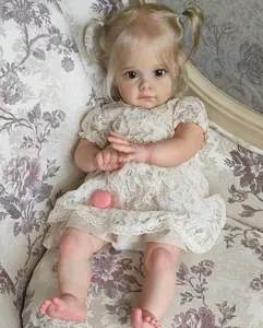 Detailaufnahme der Reborn-Puppe Maggi mit blonden Zöpfen und weißem Spitzenkleid