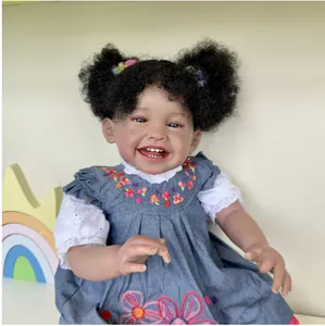60cm ρεαλιστική κούκλα Reborn Mila με σγουρά μαύρα μαλλιά και μπλε τζιν φόρεμα με λουλούδια