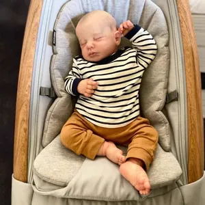 Poupée Reborn Loulou réaliste de 49cm en t-shirt rayé dormant dans un berceau
