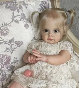 Detailansicht der 60cm Reborn-Puppe Maggi mit blonden Zöpfen und Spitzenkleid