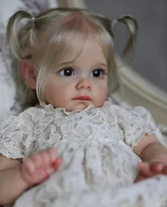 Nahaufnahme einer realistischen Reborn-Puppe mit blonden Zöpfen und weißem Spitzenkleid