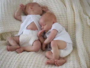 Gros plan de poupées reborn jumeaux endormis avec texture de peau réaliste