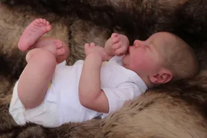 Nahaufnahme einer 19-Zoll Reborn-Puppe mit realistischer Hautstruktur und feinen Details