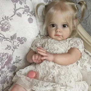 55-60cm Realistische Reborn-Babypuppe Maggi mit blonden Zöpfen und weißem Spitzenkleid