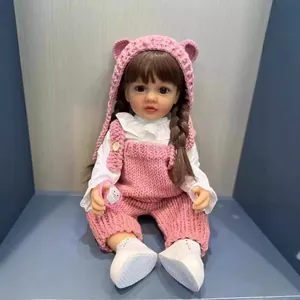 Poupée Reborn Réaliste Corps en Silicone Avec Bonnet en Maille Rose Chemise à Volants Blanche Pantalon à Bretelles